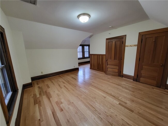 Building Photo - 1063 East Ave