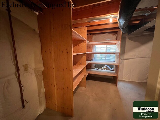 Building Photo - Stunning 3  Bedroom Home with lots of space and a beautiful fenced back yard -