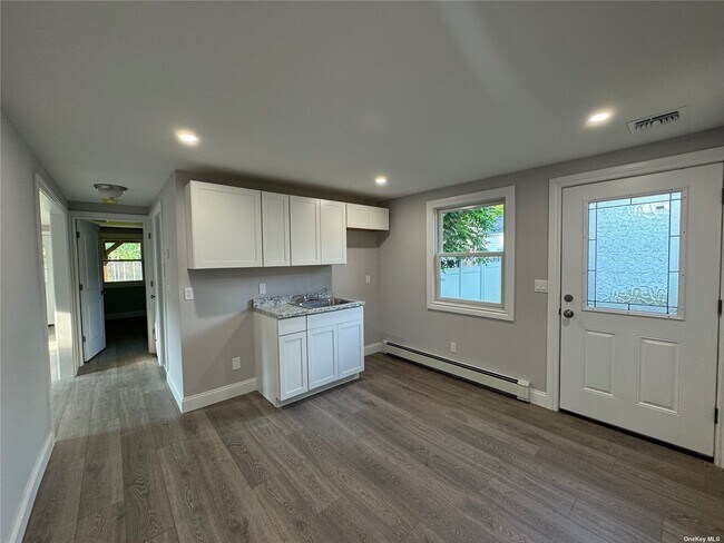 Building Photo - 6 Julie Ln