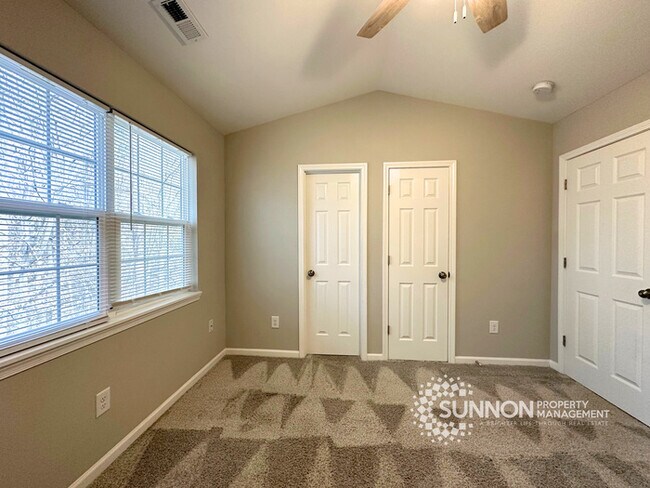 Building Photo - Beautifully Remodeled 3BR/2.5BA Townhome