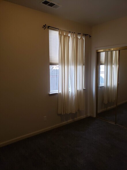 Building Photo - 2054 Pinehurst Ct