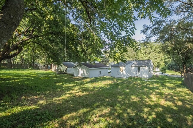 Building Photo - Wonderful 2 bedroom home with garage