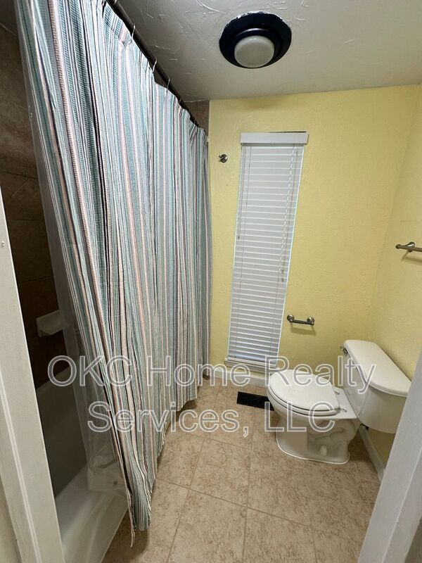 Building Photo - 11004 NW 115th St