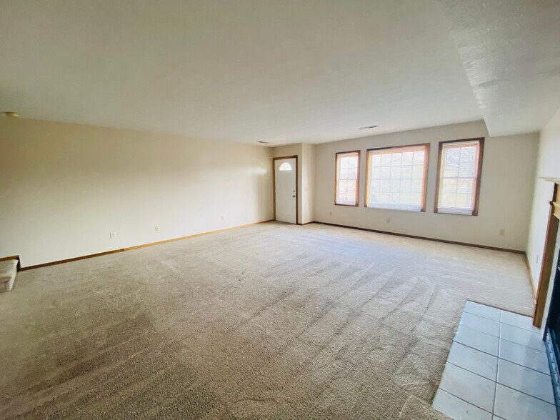 Building Photo - 7491 Shisler St NE