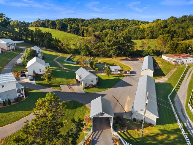 Building Photo - 1925 Lakeshore Dr