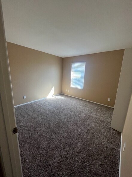 Building Photo - 1440 E Knoll Cir