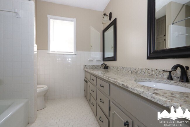 Building Photo - 5853 Fox Lair Ave