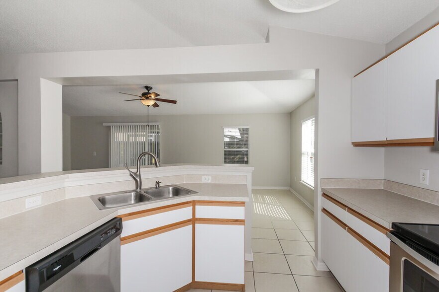 Building Photo - 12814 Lake Vista Dr