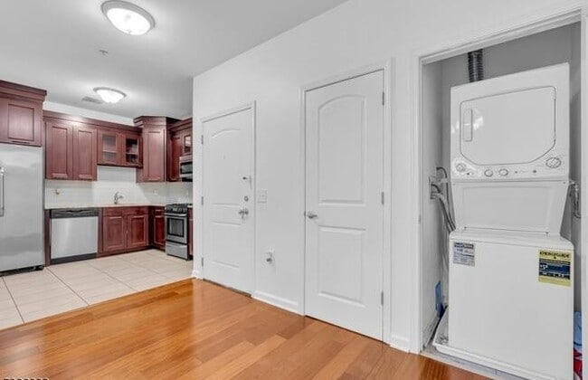 Building Photo - Elizabeth