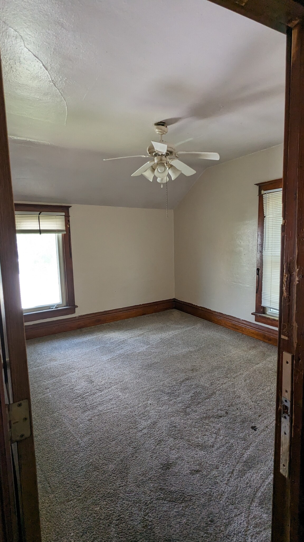 Building Photo - 326 E Hickory St