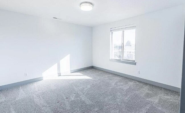 Building Photo - 3 bed 2.5 bath townhome in heart of Meridian