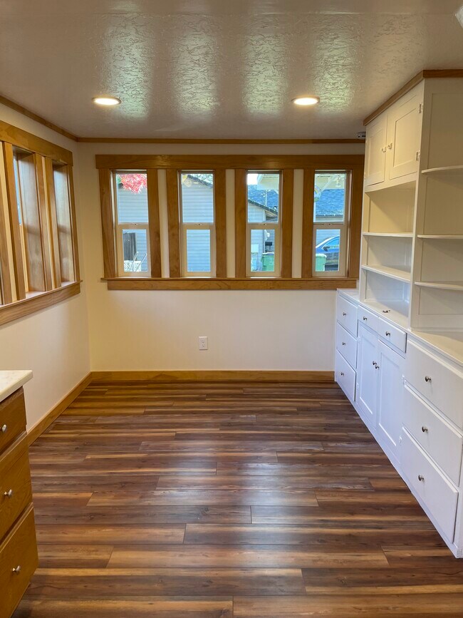 Dining - 1200 E 6th St