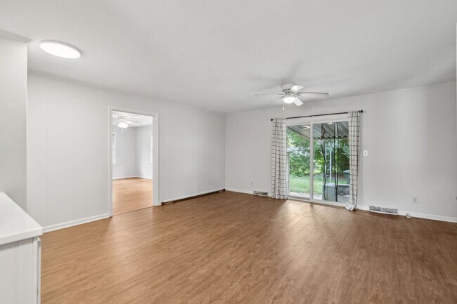 Building Photo - Spacious Single Family Home with Fenced Yard