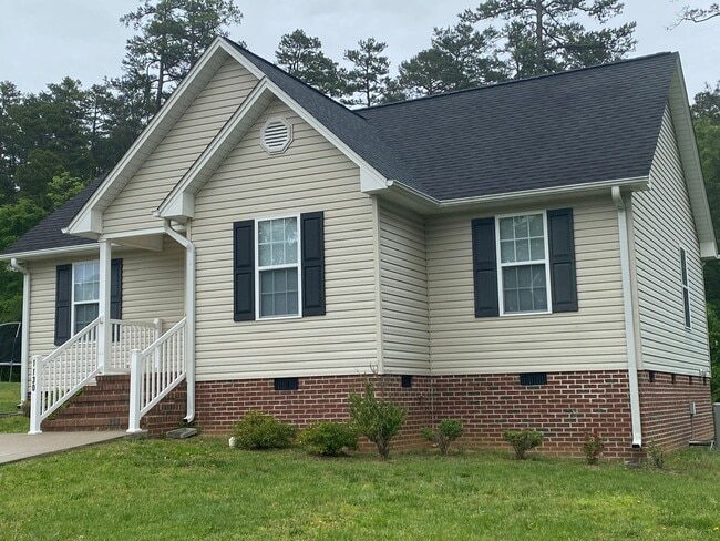 Building Photo - Beautiful three bedroom two bathroom house...