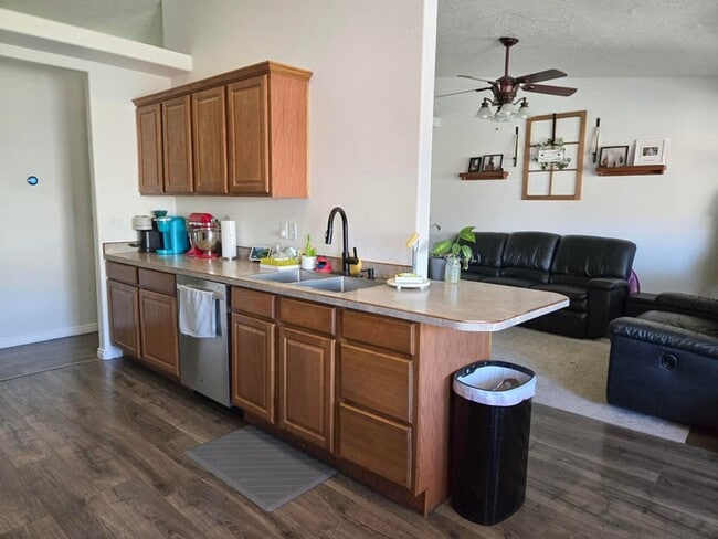 Building Photo - Charming 3 Bed, 2 Bath Home in Quiet Cul-d...