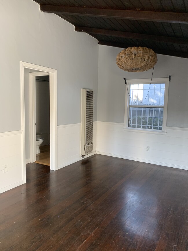 Primary Photo - 939 W 48th St