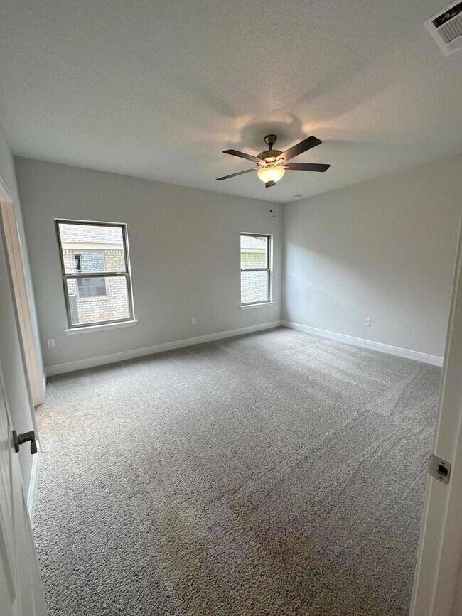 Building Photo - Spacious 5-Bedroom with Community pool in Crestview!