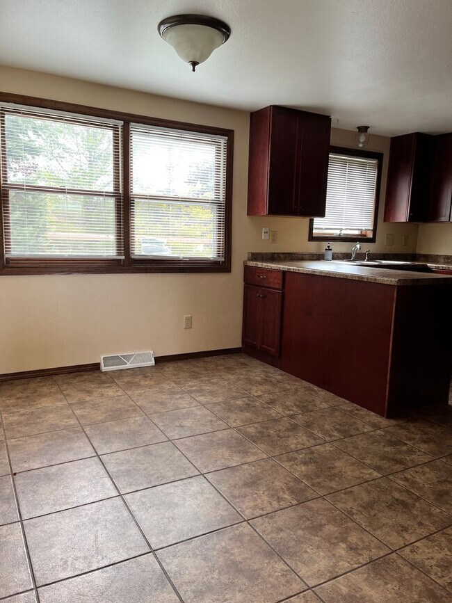 Building Photo - 2747-2749 Packerland Dr