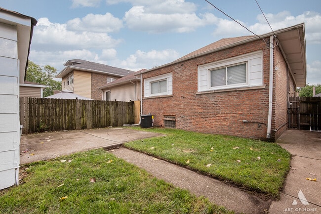 Building Photo - 7649 S Paxton Ave