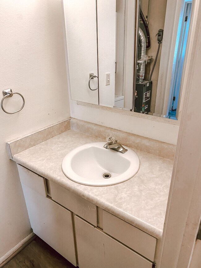 Building Photo - Cozy 2 Bedroom Apartment