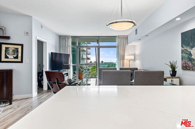 Building Photo - 13700 Marina Pointe Dr