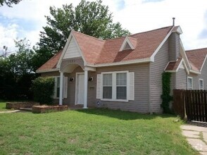 Building Photo - Great 2 bedroom 2 bath home