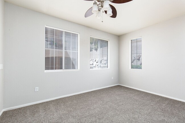 Building Photo - NW townhome with 2 car garage in gated community.