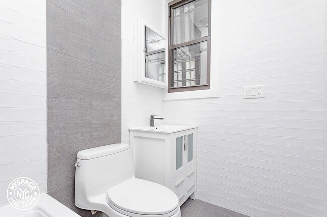 Building Photo - 378 Lewis Ave