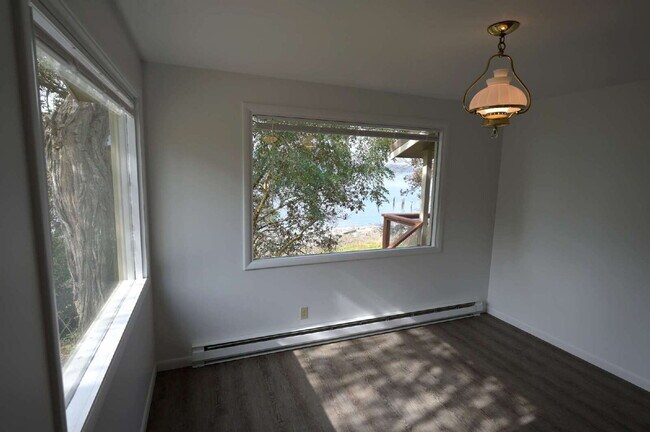 Building Photo - 2 bed 1 bath home with great view of Sequi...