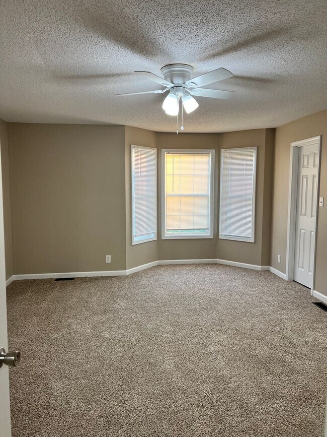 Building Photo - Three Bedroom in Oak Grove