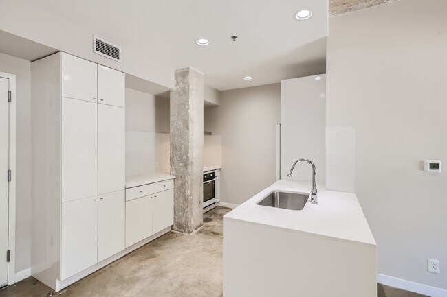 Building Photo - 1115 S Alamo St