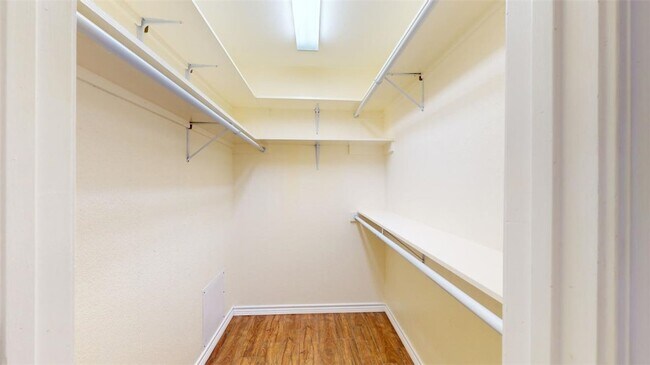 Building Photo - 904 University Oaks Blvd