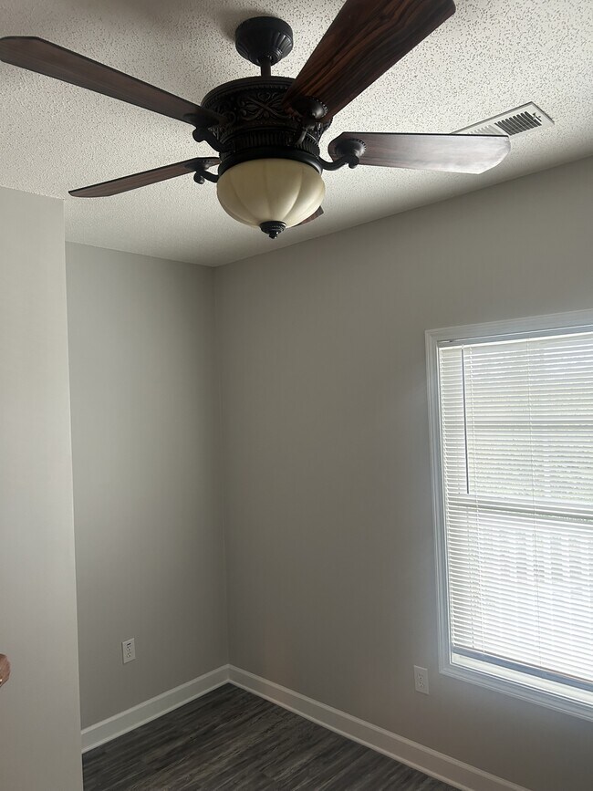 Building Photo - 805 Crumpet Ct