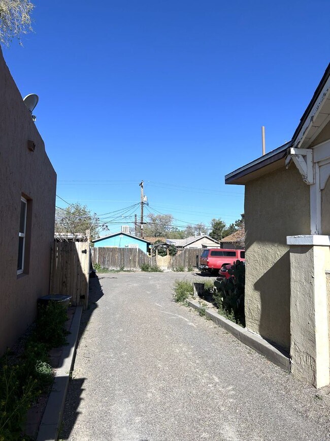 Building Photo - 115 Princeton Dr SE