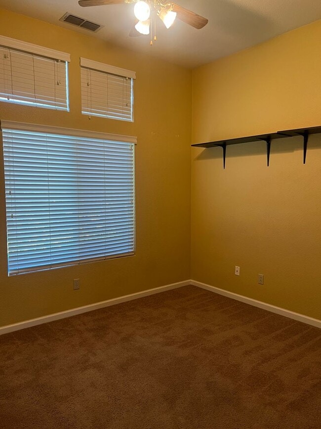 Building Photo - 3 Bedroom Charmer in West Roseville!