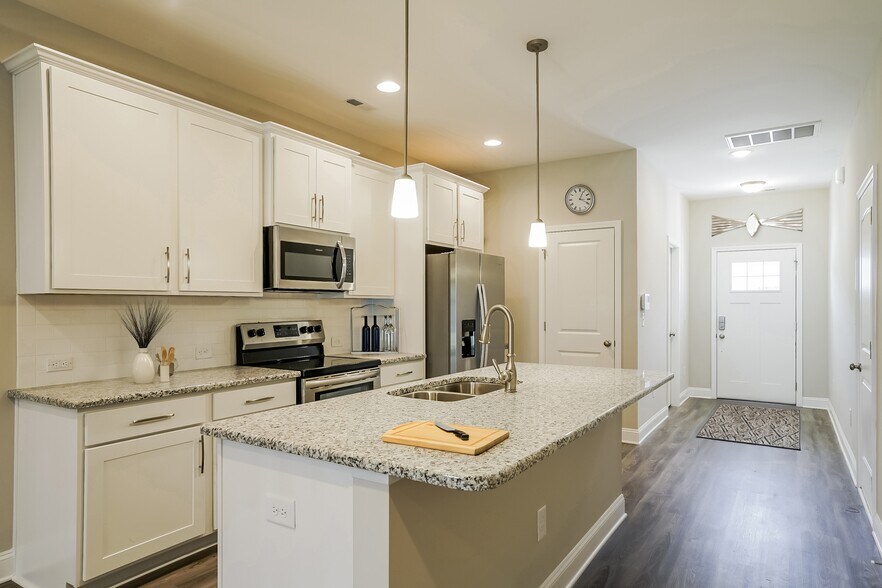 Building Photo - 7244 Bellacroft Dr