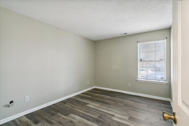 Building Photo - Updated 2 Bedroom 2 Bath Condo Near Fort Eustis and Williamsburg