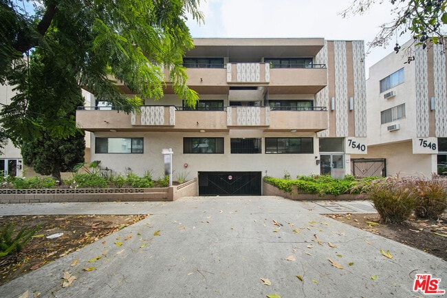Building Photo - 7540 Hampton Ave