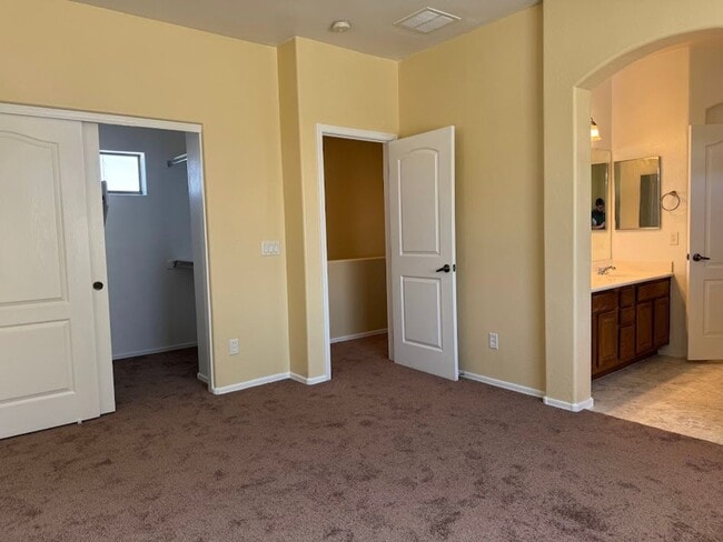 Building Photo - Bright 3-Bedroom Glendale Home