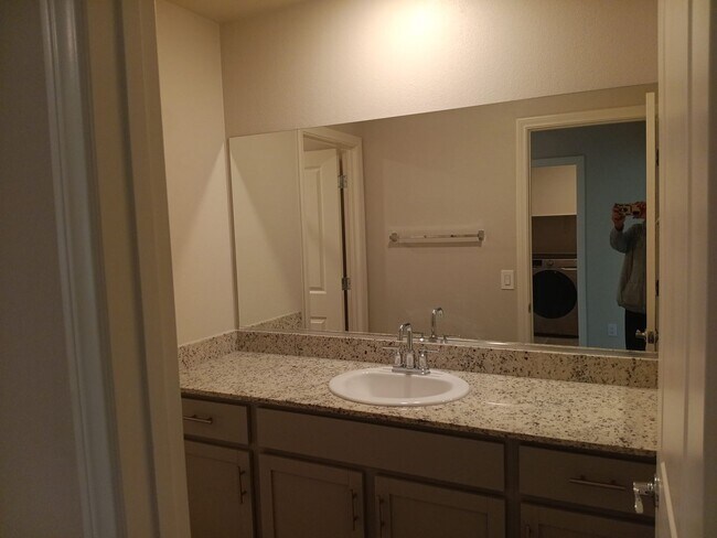 Building Photo - NEWER BUILD 4BD/2.5BA HOME NEAR ALIANTE!