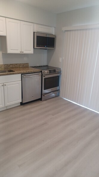 Building Photo - 1560 Colonial Blvd