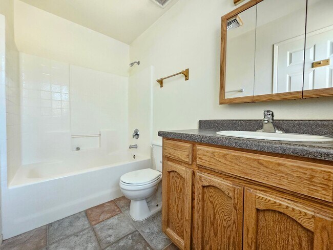 Building Photo - Cozy 3 bed 2 bath