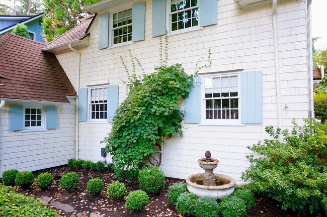 Building Photo - Gorgeous Dream Home in the Southwest Hills! Your Pacific Northwest Oasis Awaits!