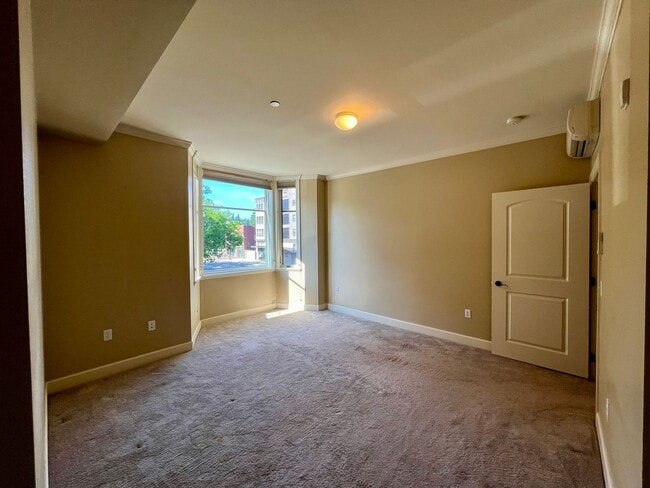 Building Photo - Spacious 2 Bedroom Condo in Fairhaven!