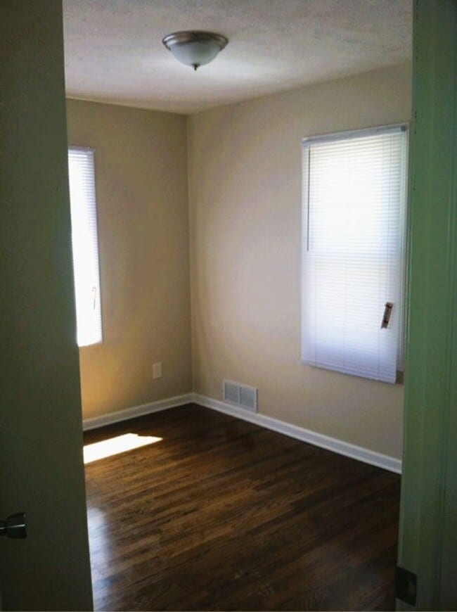 Building Photo - Beautiful Ralston 3 Bedroom Home Across from Park! Garage and fenced yard!