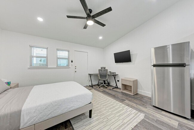 Building Photo - For Lease – Fully Furnished Studio Near UT