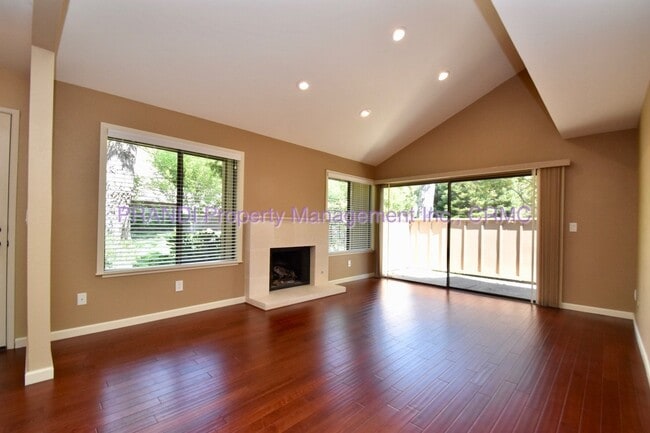 Building Photo - Lovely 3-Bedroom Townhouse in Desirable Pa...