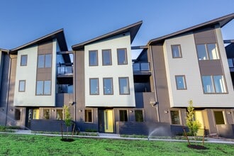 Building Photo - Riverside Townhomes - Waterfront Living in...