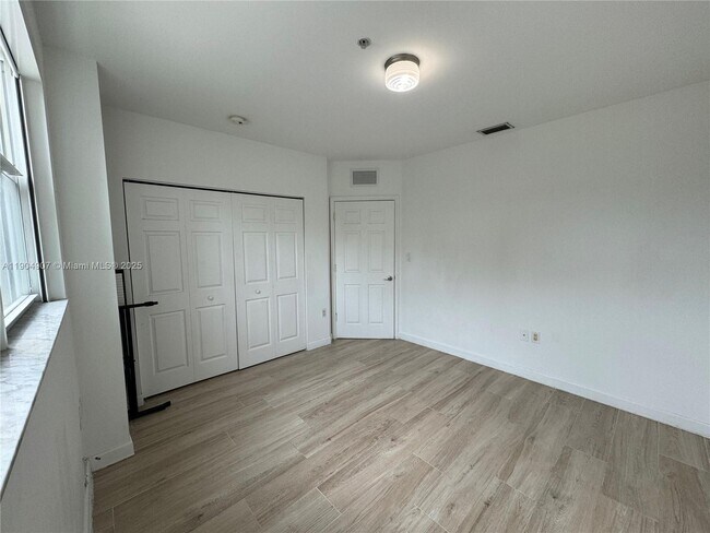 Building Photo - 529 NE 62nd St