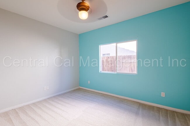 Building Photo - 3 Bedroom/2 Bath Home with an office and paid solar - $2695 per month!